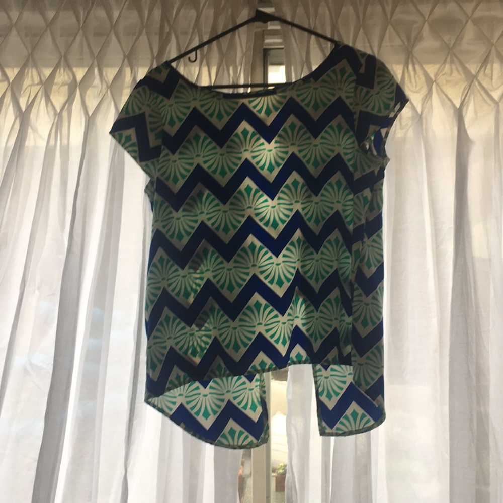Geometric back crop sleeve blouse